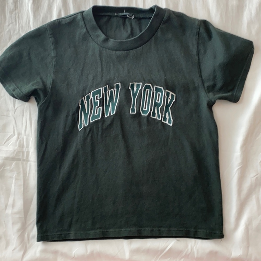 Super cute New York tee. Hunter green color